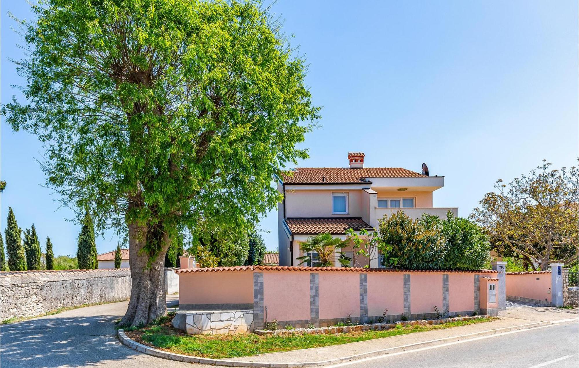 Stunning Apartment In Fazana With House Sea View Exterior photo